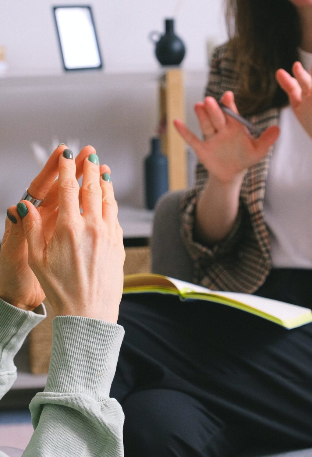 Une psychologue et une adolescente qui sont en consultation au cabinet